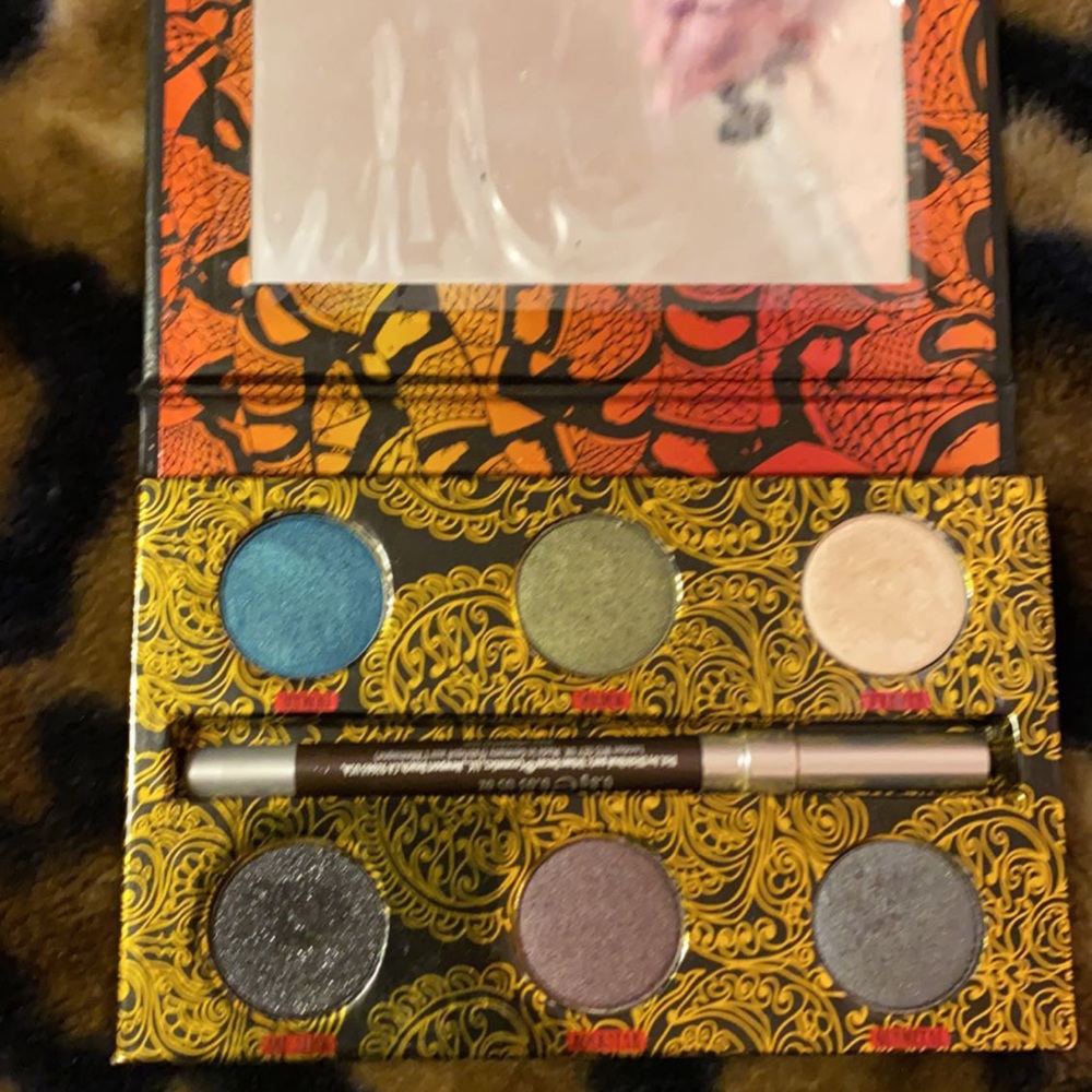Urban Decay eyeshadow palette barely used